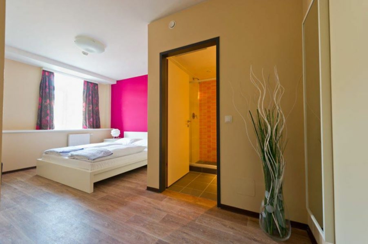 Albergue grande creado para ofrecer un servicio excelente dormitorio amplio soleado
