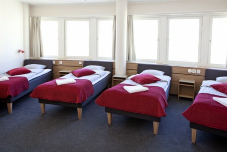 Alojamiento en Estocolmo en dormitorio con cuatro camas hostal habitacion amplia compartida