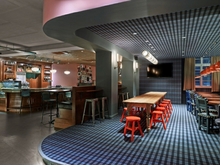 El bar de es el lugar donde, tomando una cerveza, surgen nuevas amistades bar elegante lugar preferido