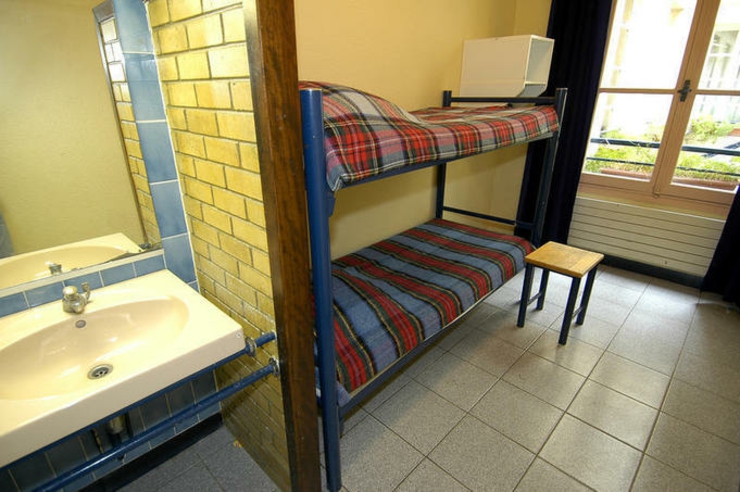 4. El hostel ofrece a los jóvenes viajeros alojamiento en Paris en dormitorios y baños compartidos hostel habitacion bano compartido