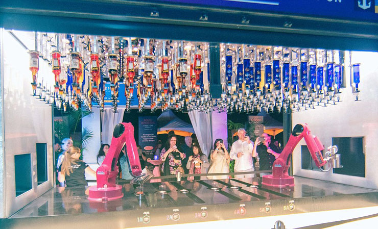 robots sirven bebidas bar crucero lujoso