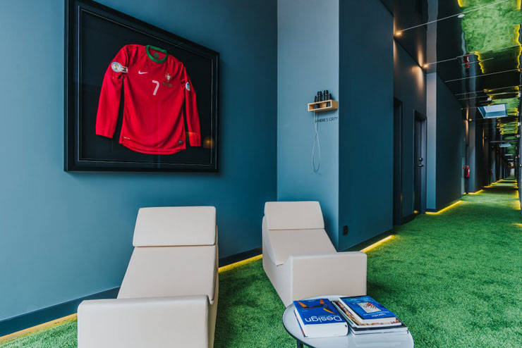 Pasillo del hotel de Cristiano Ronaldo, cubierto por una alfombra verde césped atmosfera deportiva hotel cristiano ronaldo funchal