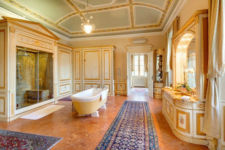 El baño en esta villa en alquiler con decoración de la época villa napoleon1 bano autentico
