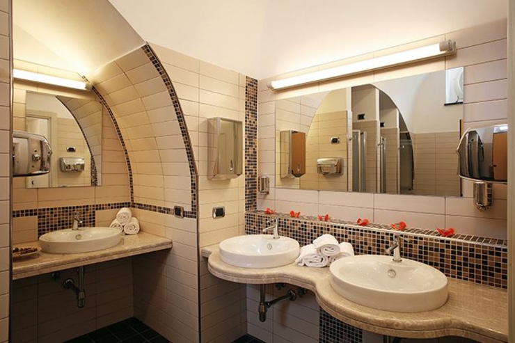 Baño amplio, cómodo y bien equipado bano comun espacioso confortable