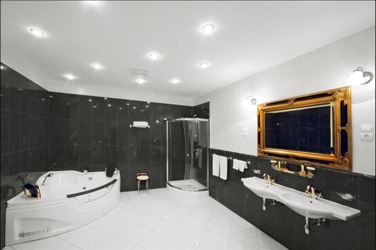 El baño de la suite categoría diamante dispone de ducha y jacuzzi bano espacioso suite lujosa