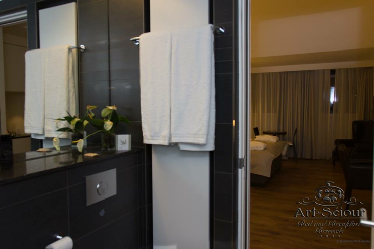 Baño de hostal en Bruselas, limpio y bien equipado bano comodo amplio