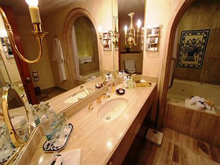 Baño espacioso equipado con amenidades exclusivas Diptyque bano comodo hotel historico