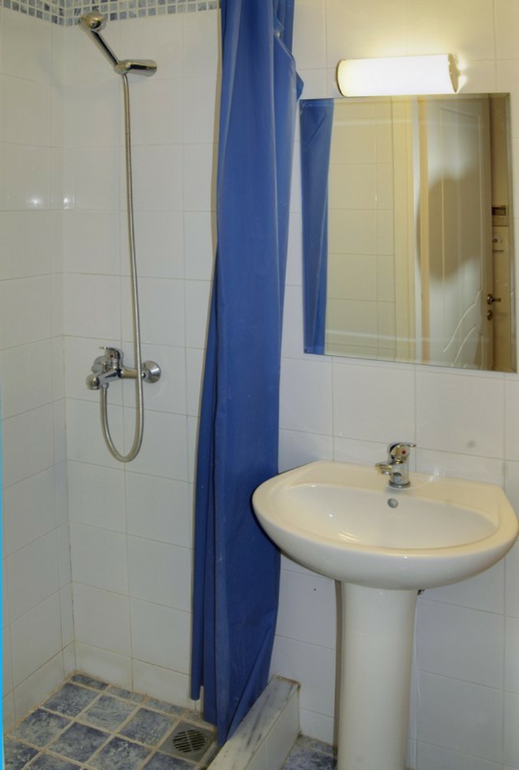 bano equipado hostal atenas