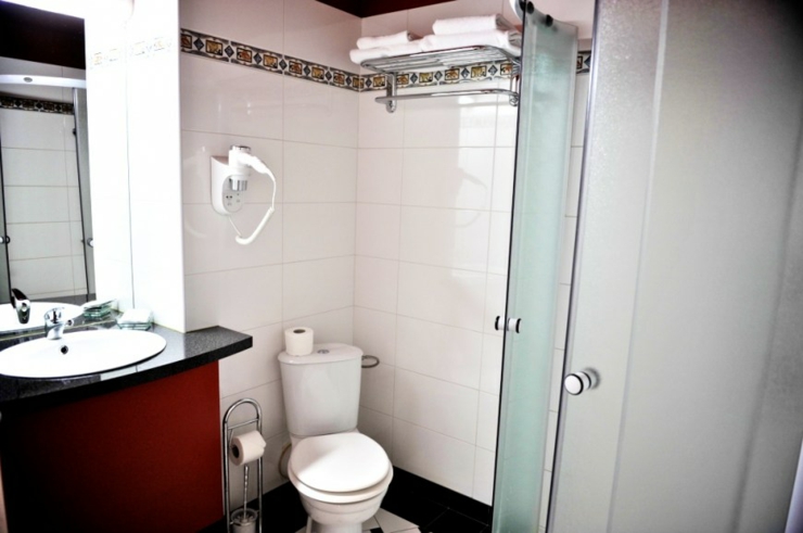 Baño personal cuenta con todas las comodidades bano-amplio-bien-equipado