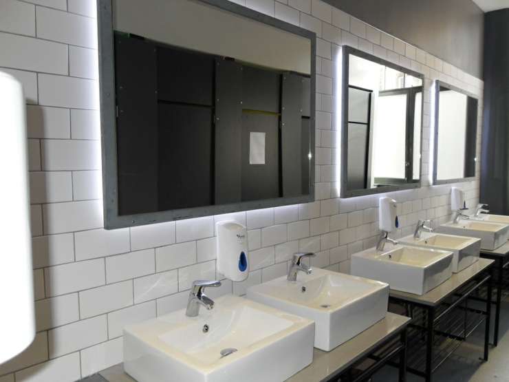 bano equipado hostal turistas jovenes