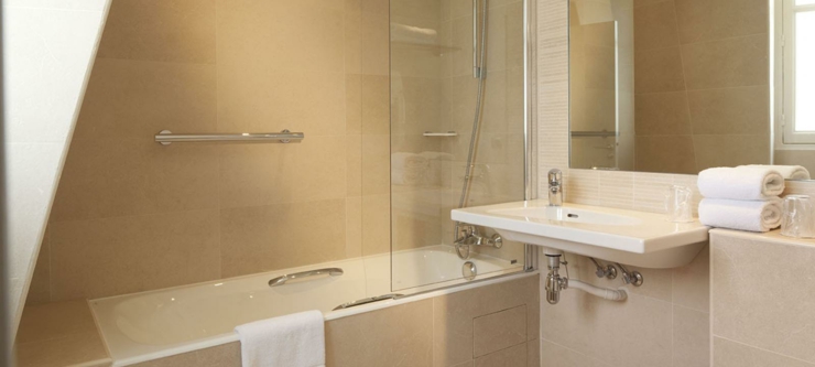 Baño amplio y cómodo en uno de los hoteles céntricos de Paris bano comodo hoteles centricos paris