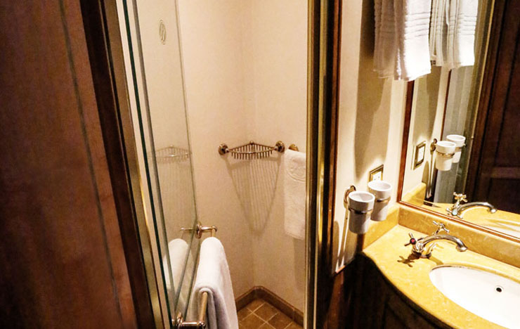 Baño cómodo con amenidades de lujo y y toallas con monograma de felpa bano personal suite blue train