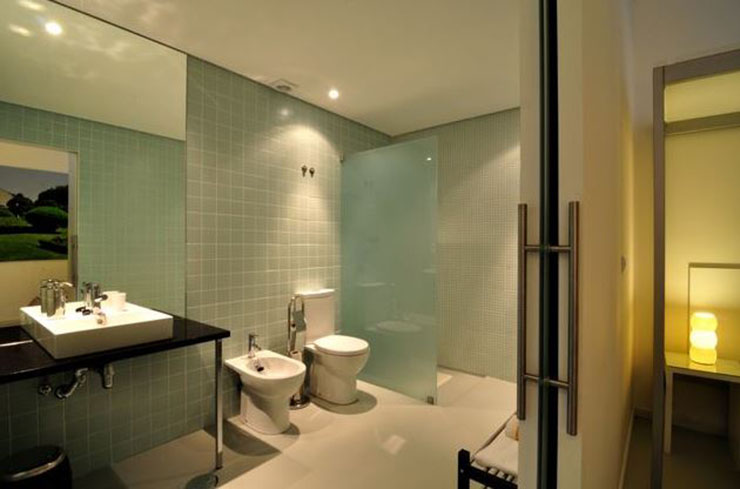 Baño privado bien equipado en hostal en Oporto bano amplio hostal oporto portugal