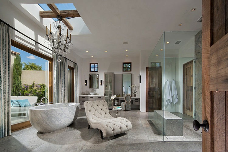 Amplio baño diseñado con estilo y glamour