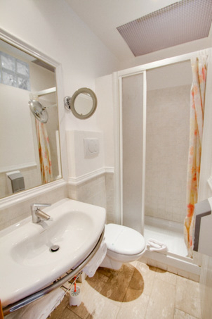 bano privado hostel roma