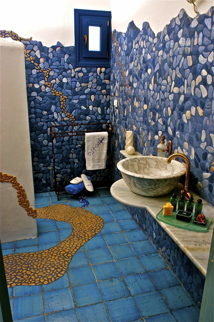 El baño impresiona con su diseño y las piedras volcánicas utilizadas