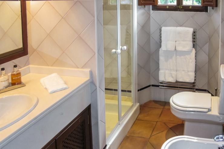 Cada habitación en esta elegante villa en Mallorca tiene amplio baño privado bano comodo mansion mallorca