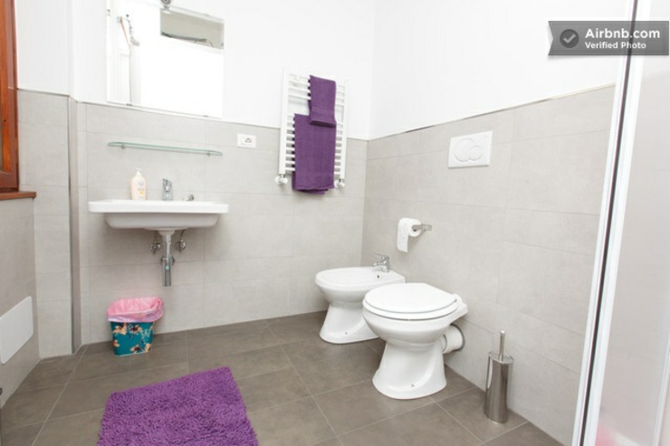 Baño individual comodidad y privacidad bano limpio equipamiento bueno