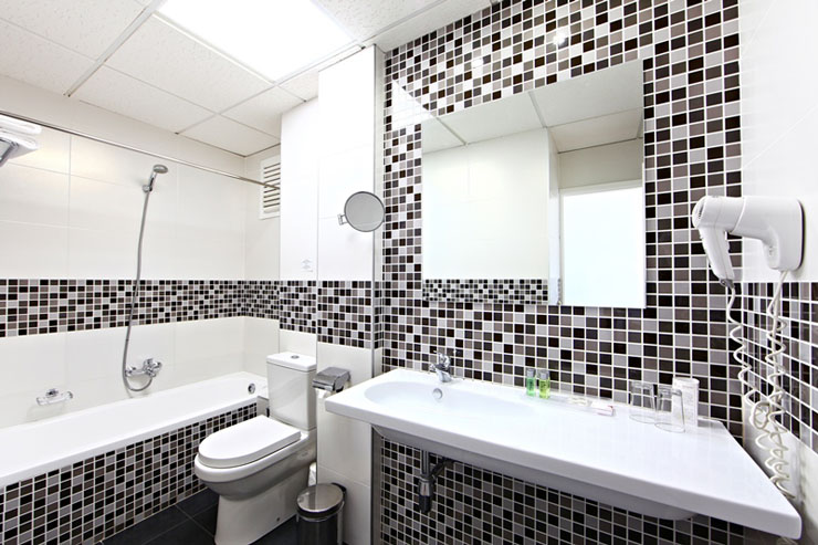 Baño espacioso y confortable diseñado en blanco y negro lujoso bano privado chic