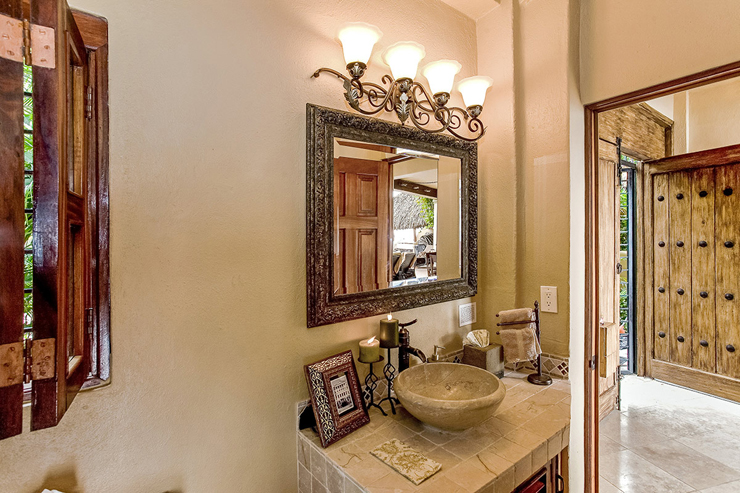 Baño privado en estilo rustico en villa de alquiler baño amplio equipado