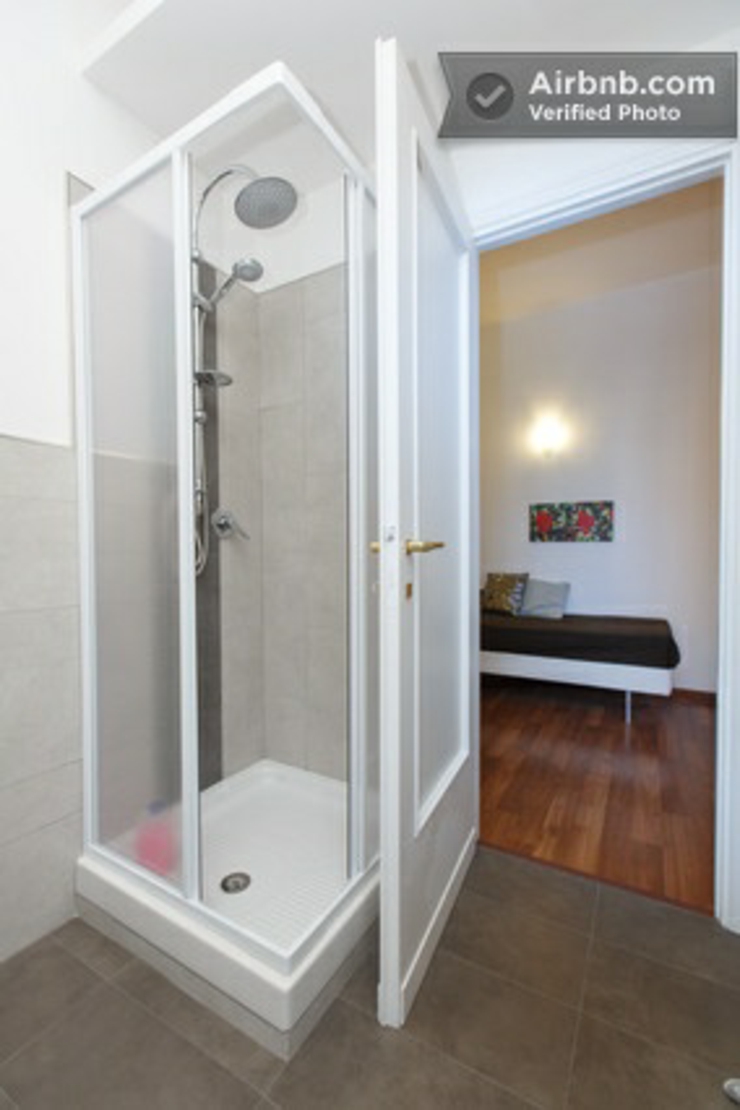 Baño pequeño pero cómodo, situado dentro de la habitación bano amplio hostales roma
