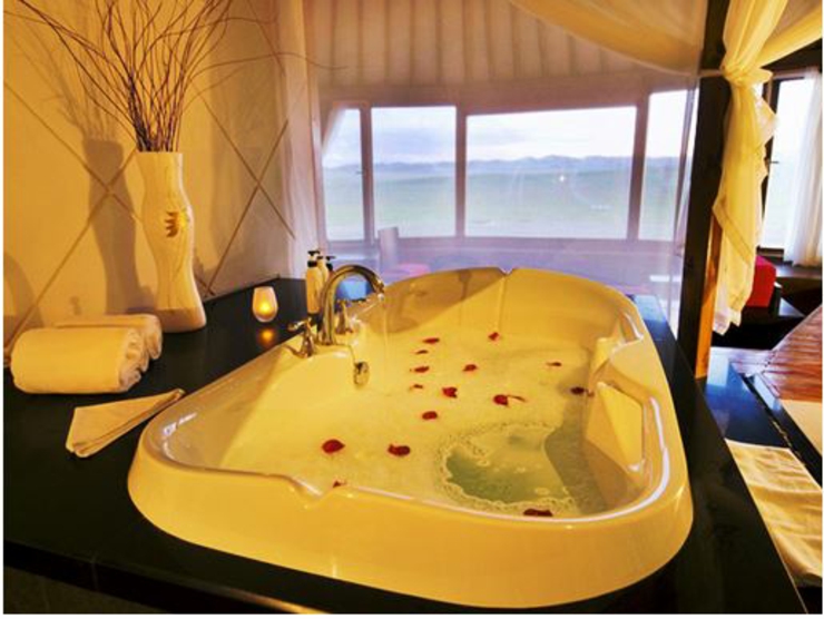 Las grandes ventanas ofrecen vistas maravillosas desde cada rincón bano hotel mongolia vistas