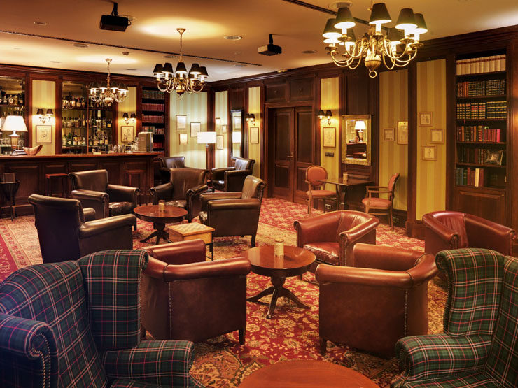 Tomar una copa en el bar del hotel en buena compañía bar hotel atmosfera epoca