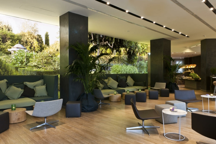 El bar está diseñado con fotopaneles que crean un ambiente único bar elegante diseno interesante