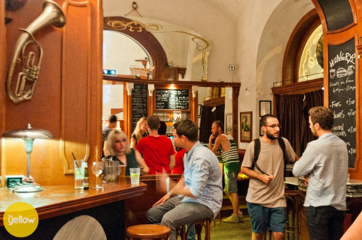bar jovenes ciudad eterna