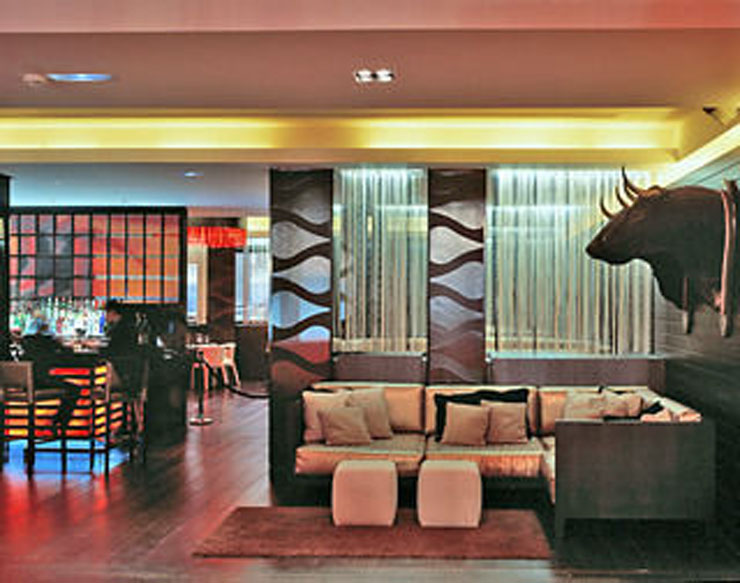 El bar de hotel tiene cabezas de toro como elementos de la decoración cabeza toro decoracion bar