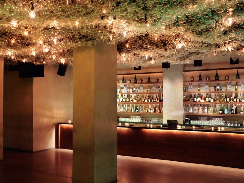 El bar impresiona con una decoración moderna y elegante bar moderno cocteles relax