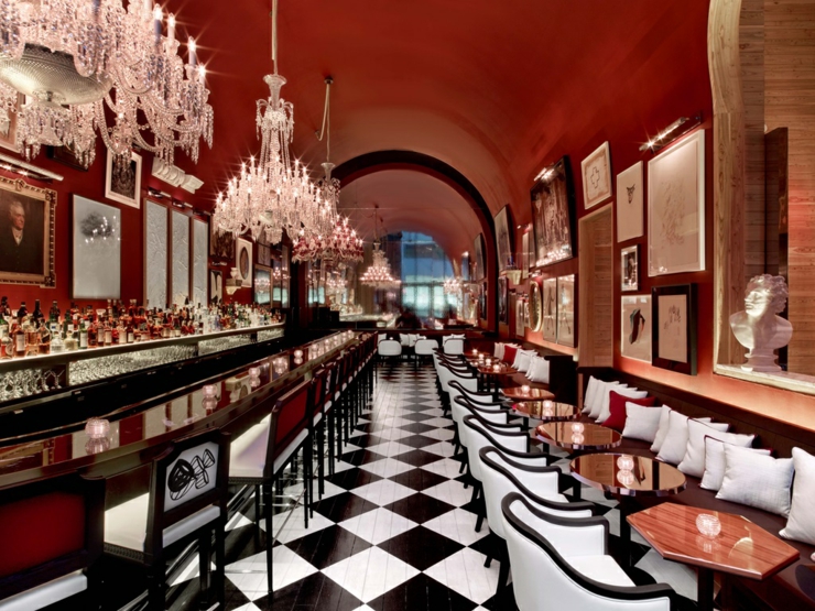 El elegante bar del hotel del lujo en Manhattan con decoración de obras de arte bar manhattan ambiente artistico
