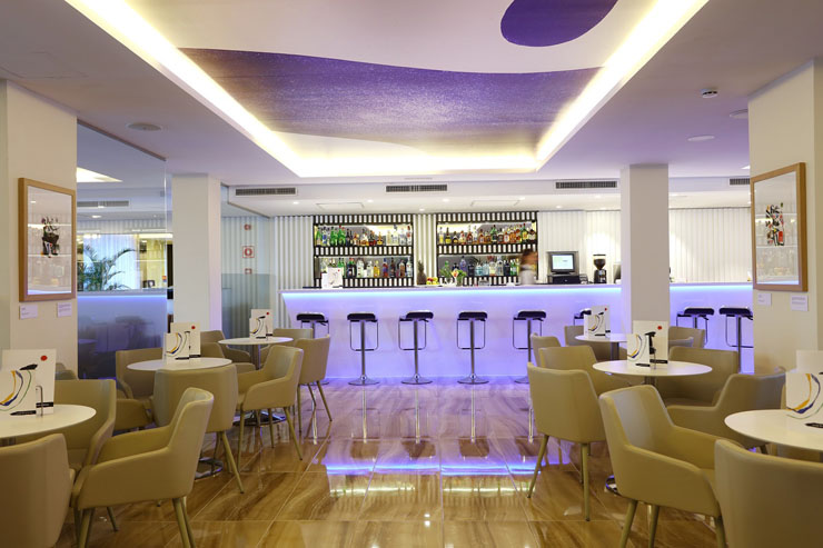 Bar en el Hotel Joan Miró Museum con un diseño único momentos relajante bar hotel tematico