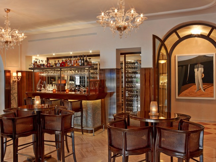 Tomar un aperitivo en este elegante bar del hotel bar elegante diseno chic
