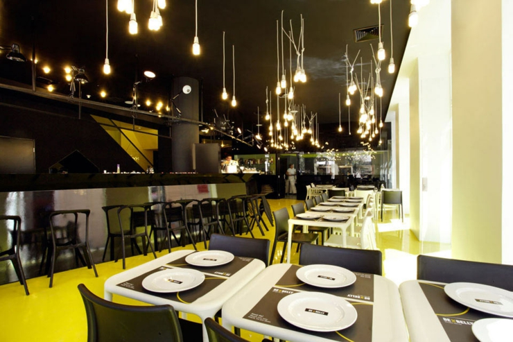 Tomar un aperitivo en el bar con diseño minimalista en negro y amarillo elegante bar hostal split