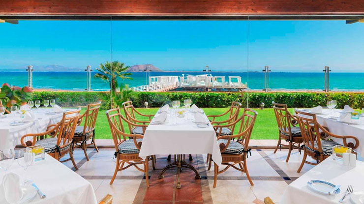 Riquísimos platos autóctonos en Gran Hotel Atlantis Bahía Real en Fuerteve bar playa vistas impresionantes