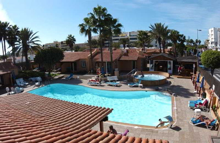 Piscina al aire libre con acceso desde los bungalows vacaciones relax islas canarias