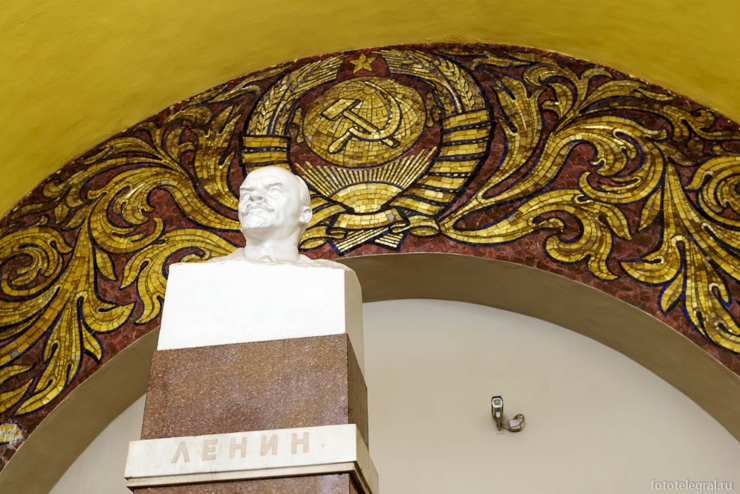 El busto de Lenin situado al fondo de la estación del Metro de Moscú metro moscu busto lenin