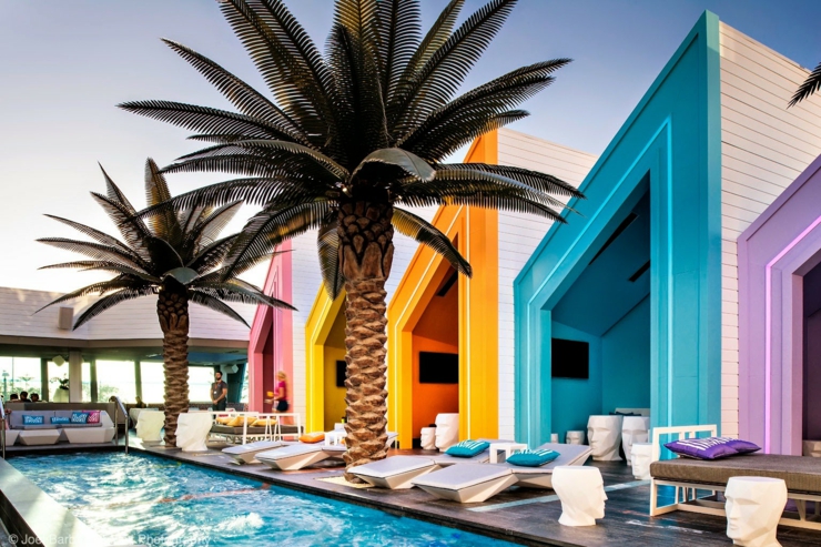Este club australiano cuenta con cabañas enorme amplias cabanas colores diferentes