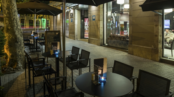 En la cafetería los visitantes pueden tomar un café por la tarde cafeteria coqueta relax