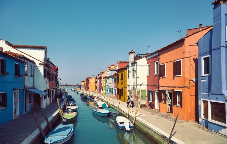 Por los canales estrechos se parece a Venecia canales parece venecia