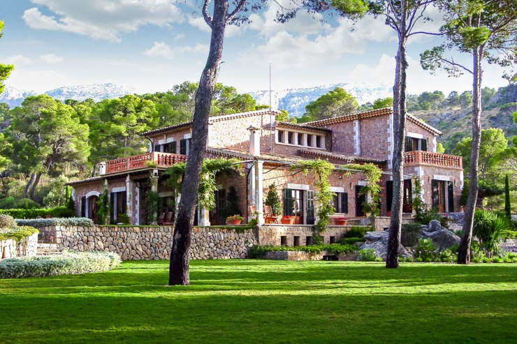 Mansión de lujo construida con piedras de la zona villa lujosa estilo balear
