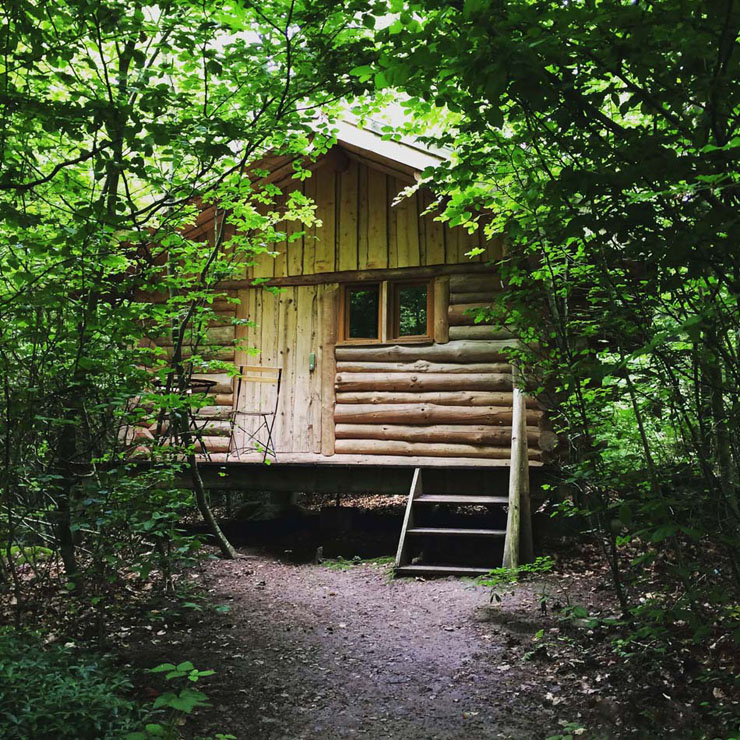 Cabaña de madera diseñada en estilo rustico alojamiento comodo ecologico francia