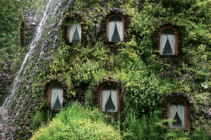 La cascada de agua aumenta el sentido de relax exterior hotel montana magica