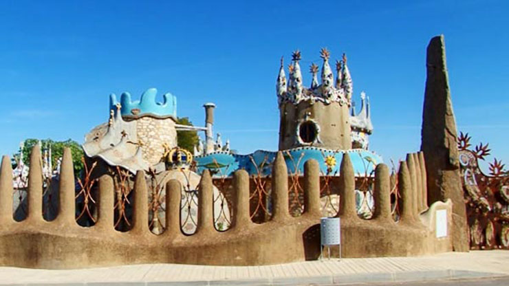 Por su arquitectura "Capricho de Cotrina" se parece a una obra del famoso arquitecto Gaudí vista exterior edificio extrano extremadura