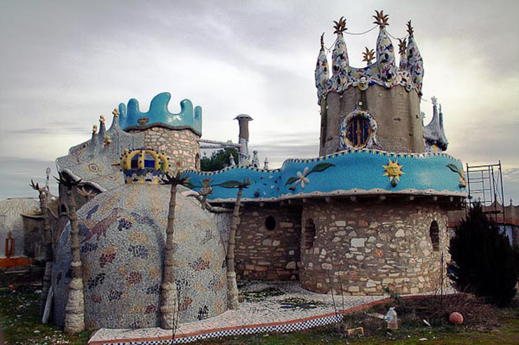 Formas conocidas de las obras de Gaudí en un edificio privado capricho cotrina estilo gaudi
