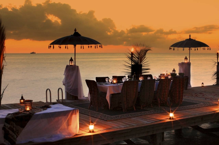 Cena romántica bajo las estrellas con vistas maravillosas en este exótico resort cena romantica bajo estrellas