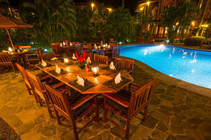 Cena romántica bajo las estrellas en el restaurante de la piscina tambor tropical beach resort