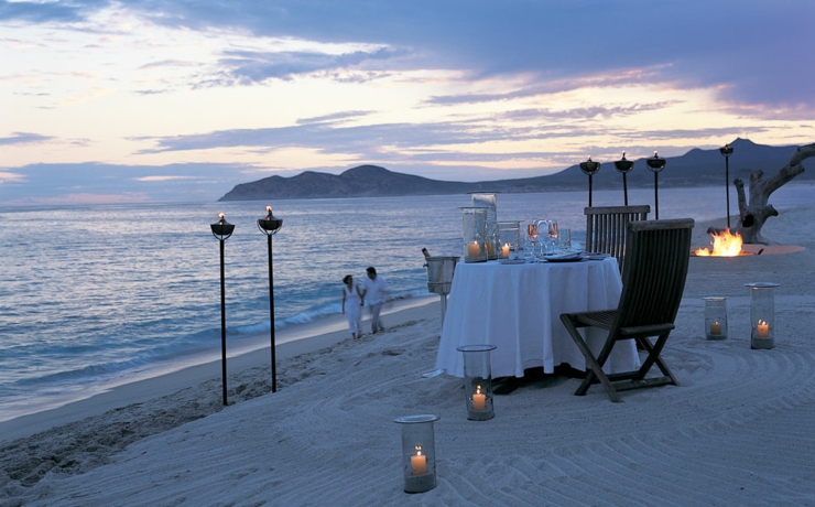 Cena íntima en la playa con vistas nocturnas al mar hotel mexico escapada romantica
