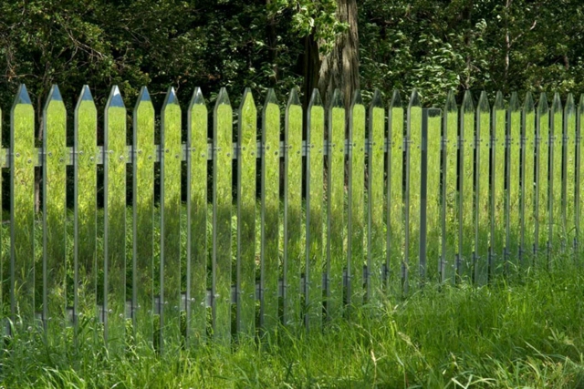 Valla que refleja es entorno que la rodea cercado parque obra artistica aire libre